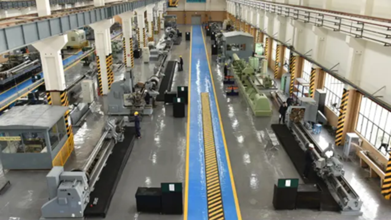 Bluefin-21 UUV with Team Members